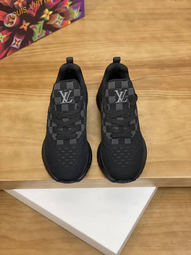 售 价: 商品商标：Lv* 路易威登* 低帮运动鞋 正码码数: 38-44 可订做45.46. 商品材料：鞋面进口透气飞织，透气内里，原版生胶半透明组合大底。